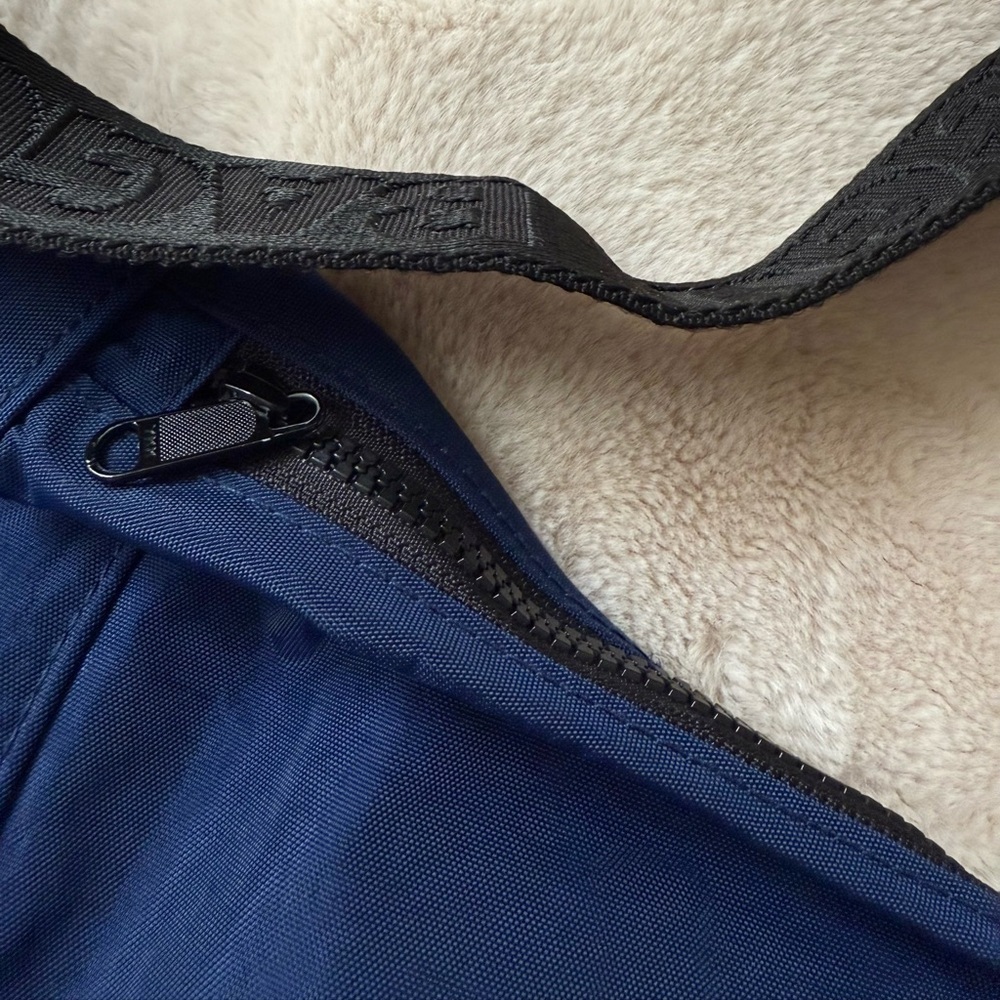 BAGGU Medium Nylon Crescent Bag Navy Black Strap NWOT - Picture 5 of 13